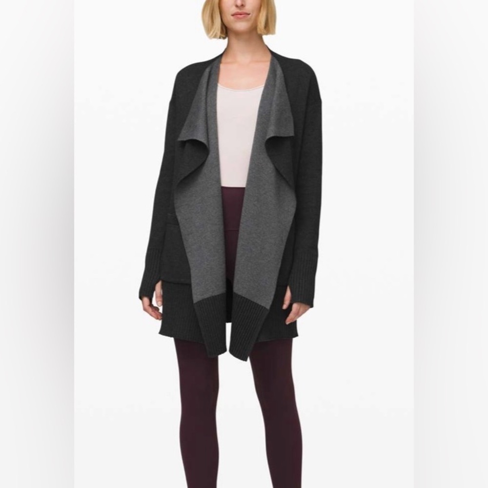 Lululemon Still Lotus Wrap
*Reversible
Heathered Black / Heathered Titanium